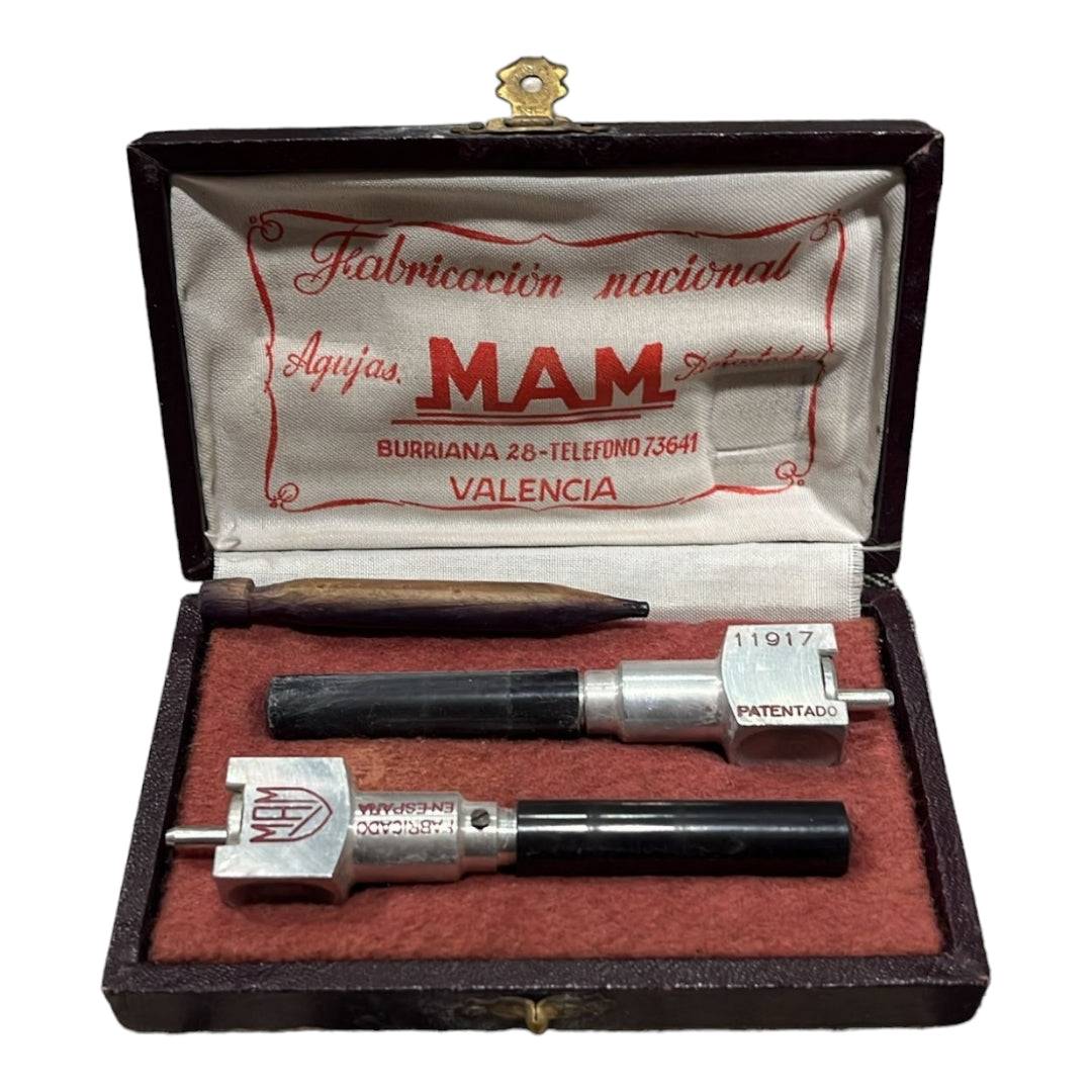 Máquina Reparar Medias - Máquina| Reparación Fácil y Económica con lámpara flexible, pedal, frascos de aceite y accesorios antiguos de costura.