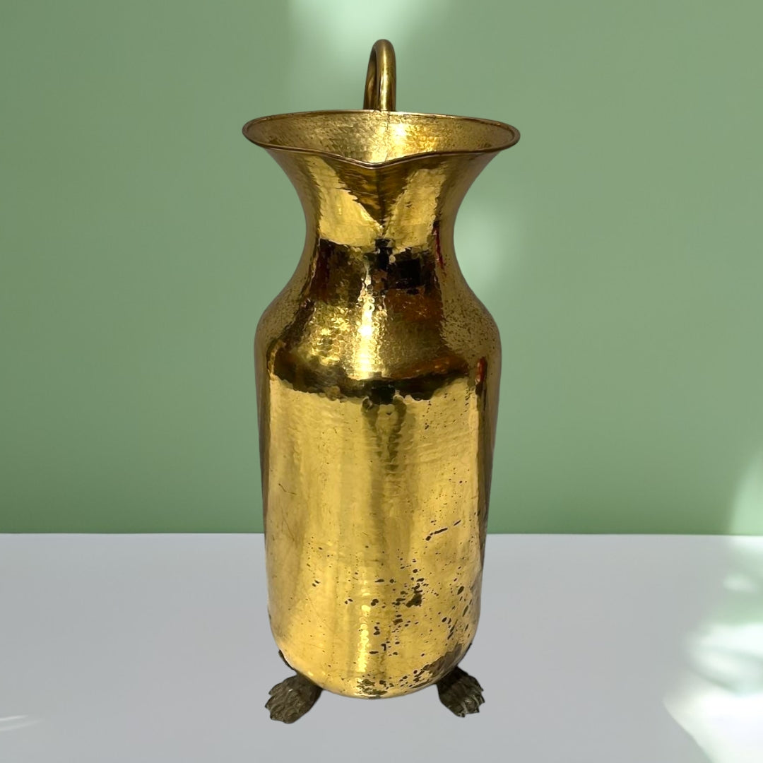 Paraguero Jarra de metal clásico con acabado dorado y diseño elegante. Ideal para organizar paraguas en la entrada del hogar con estilo vintage.