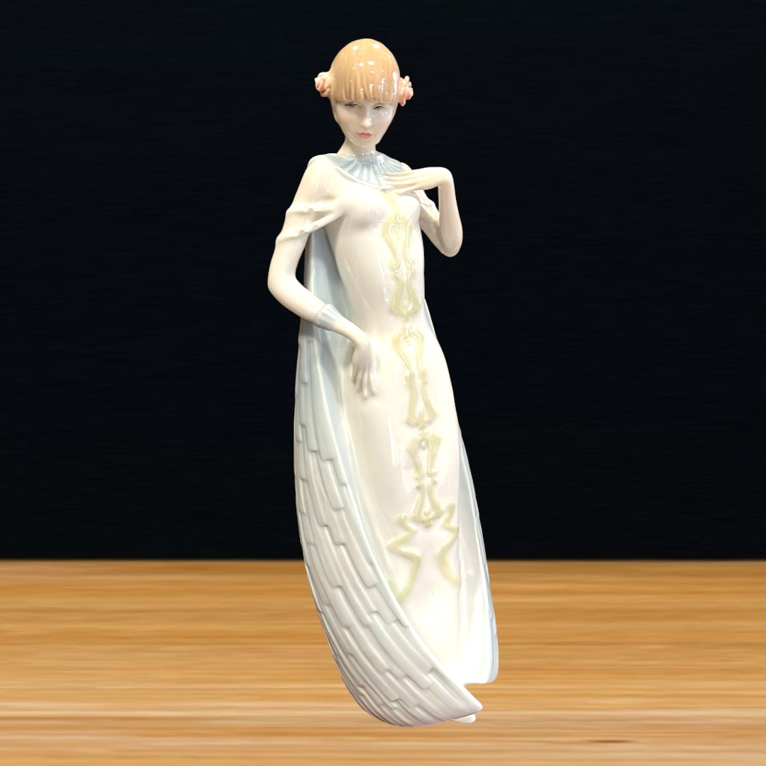 Figura Royal Doulton de porcelana con diseño de mujer elegante en vestido blanco con detalles dorados. Pieza de colección para decoración premium.