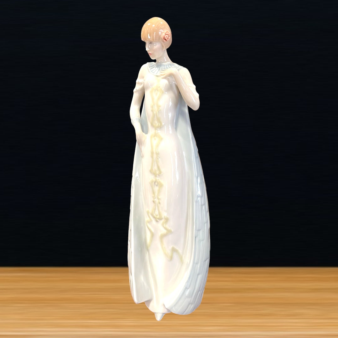Figura Royal Doulton de porcelana con diseño de mujer elegante en vestido blanco con detalles dorados. Pieza de colección para decoración premium.