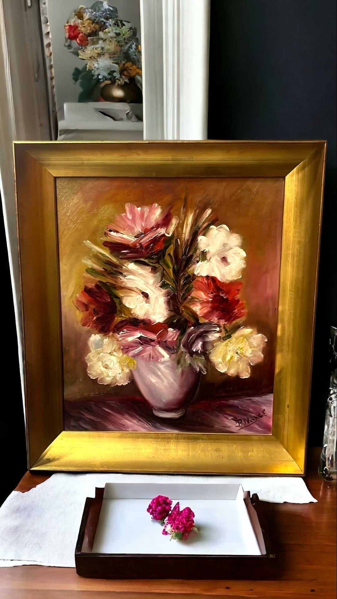 Óleo Floral de R. Naher - Arte Exquisito para Tu Hogar con marco dorado, jarrón blanco y flores vibrantes en tonos rojos, blancos y rosados.