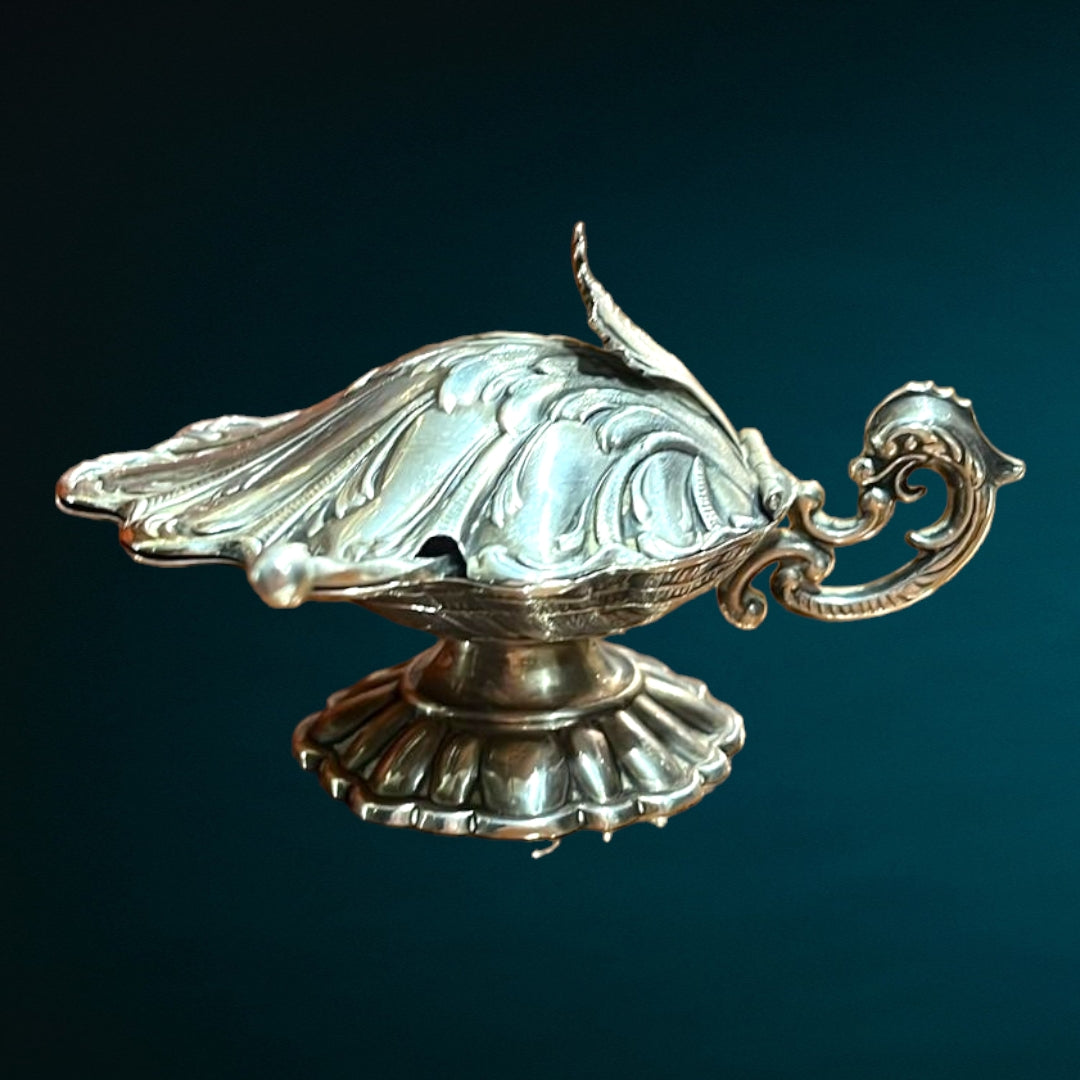 Naveta de incienso de plata con tapa cerrada y detalles ornamentales. Perfecta para añadir un toque clásico y sofisticado a tu hogar.