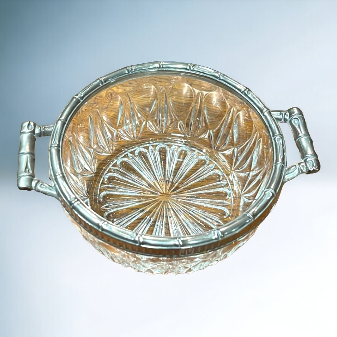 Bol Cristal elegante con asas de metal plateado y diseño tallado. Perfecto para servir aperitivos o como pieza decorativa sofisticada.