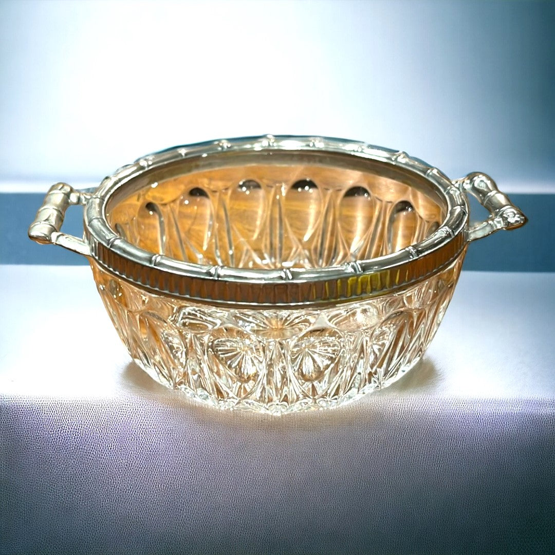 Bol Cristal elegante con asas de metal plateado y diseño tallado. Perfecto para servir aperitivos o como pieza decorativa sofisticada.