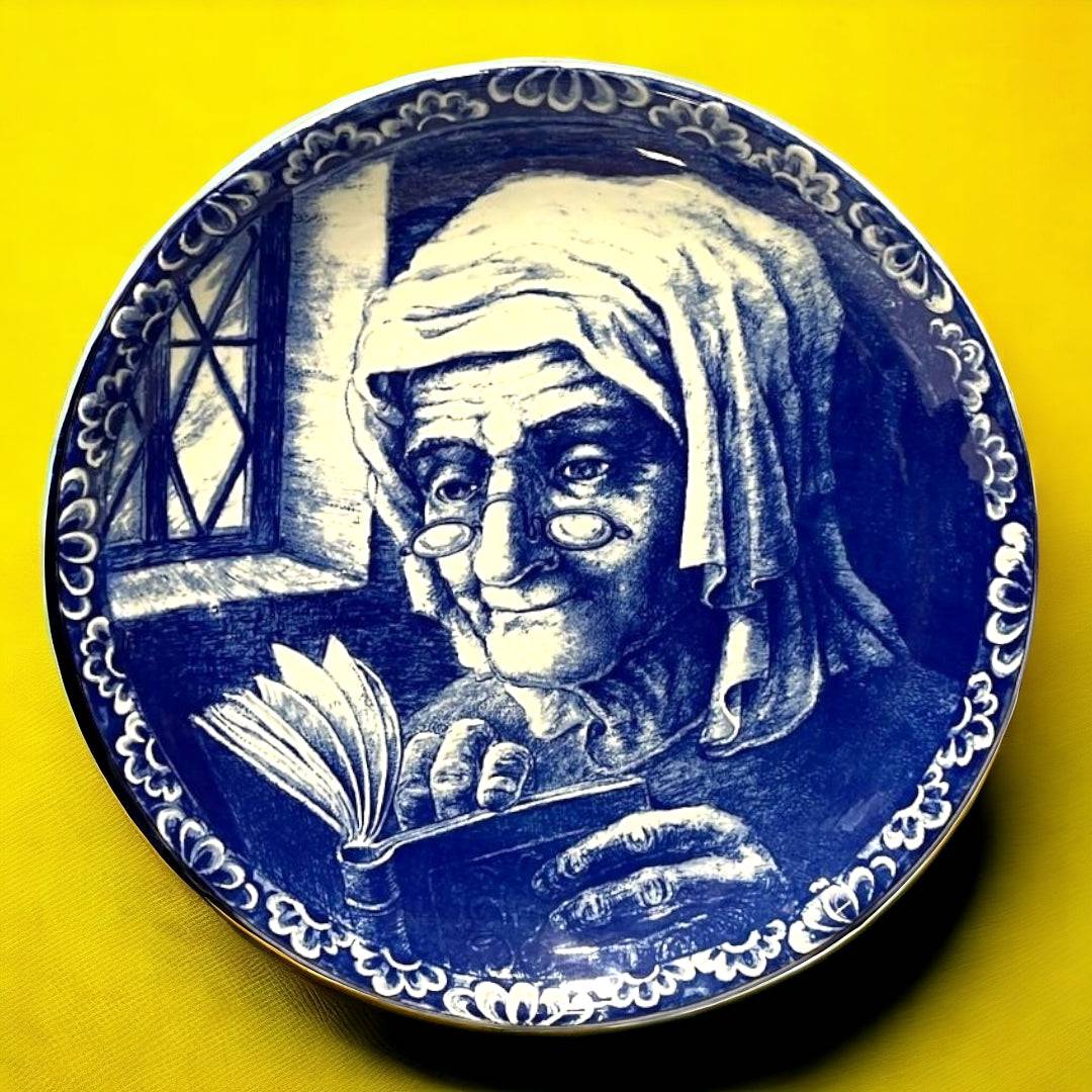 Plato Anciana Leyendo, estilo clásico y nostalgia de los años 50, con diseño azul Delft de una mujer mayor leyendo junto a una ventana.