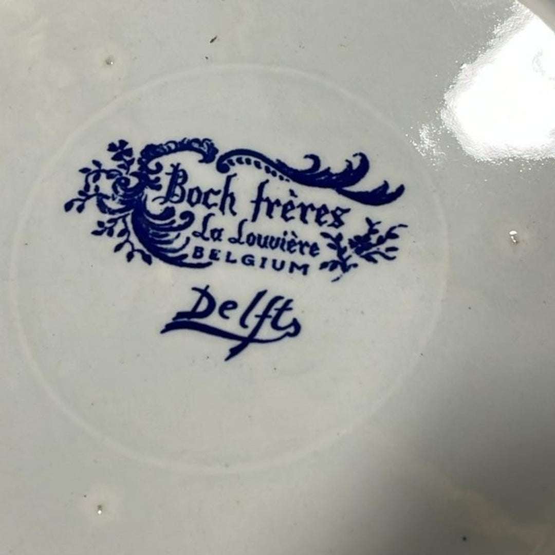 Plato viejo con pipa, estilo clásico de los años 50, decorado en azul con retrato de marinero fumando, fondo de puerto y barcos, decoración retro.