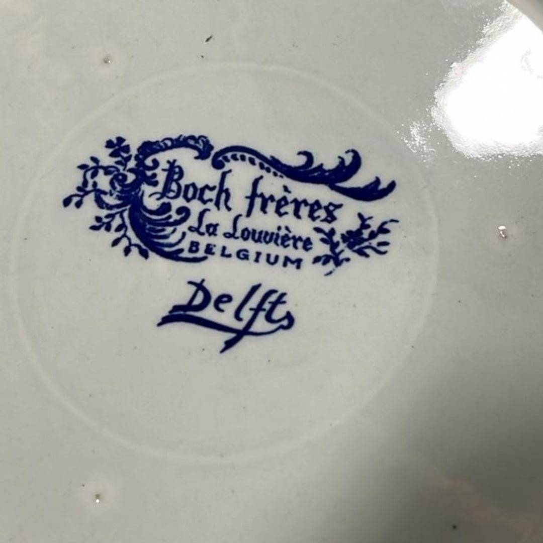 Plato Anciana Leyendo, estilo clásico y nostalgia de los años 50, con diseño azul Delft de una mujer mayor leyendo junto a una ventana.