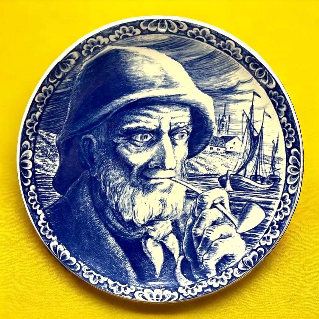 Plato viejo con pipa, estilo clásico de los años 50, decorado en azul con retrato de marinero fumando, fondo de puerto y barcos, decoración retro.