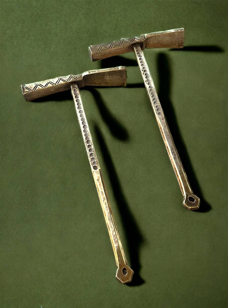Martillo de Azúcar - Siglo XX Bronce con grabados Touareg sobre fondo verde, pieza decorativa única para colección vintage.