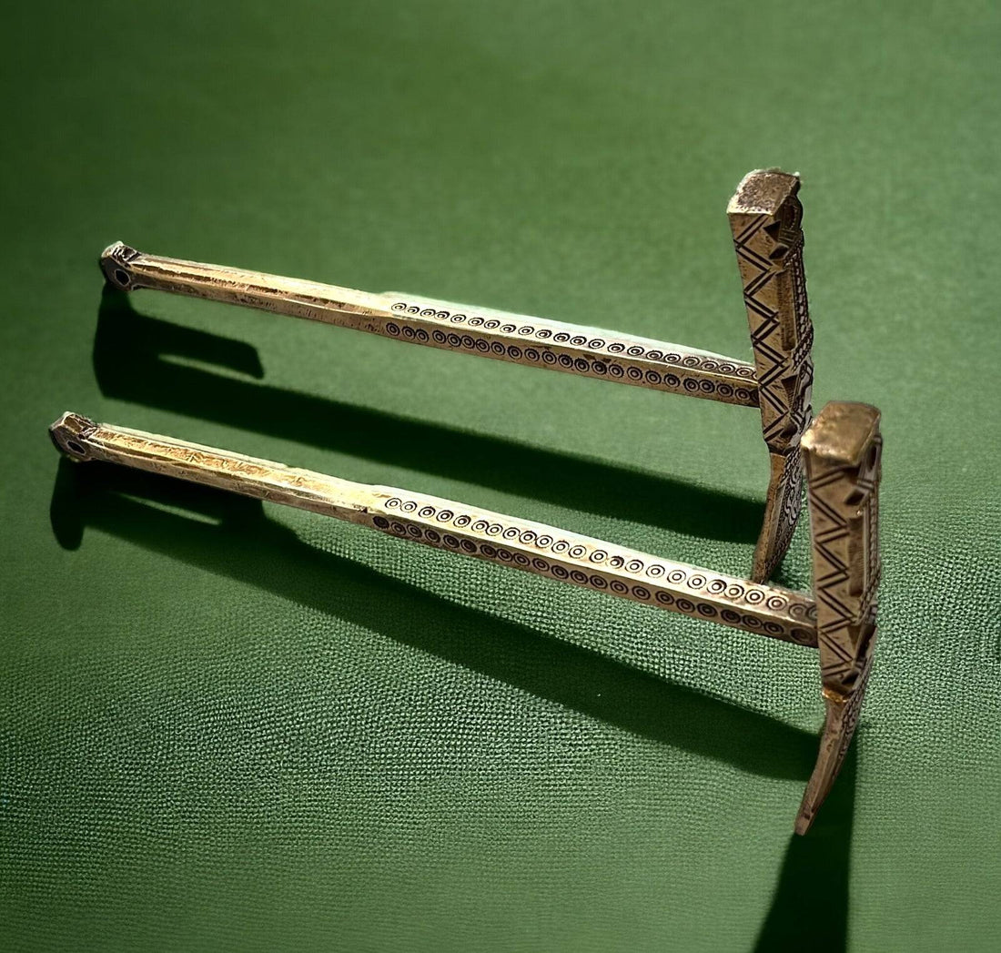 Martillo de Azúcar - Siglo XX Bronce con grabados Touareg sobre fondo verde, pieza decorativa única para colección vintage.