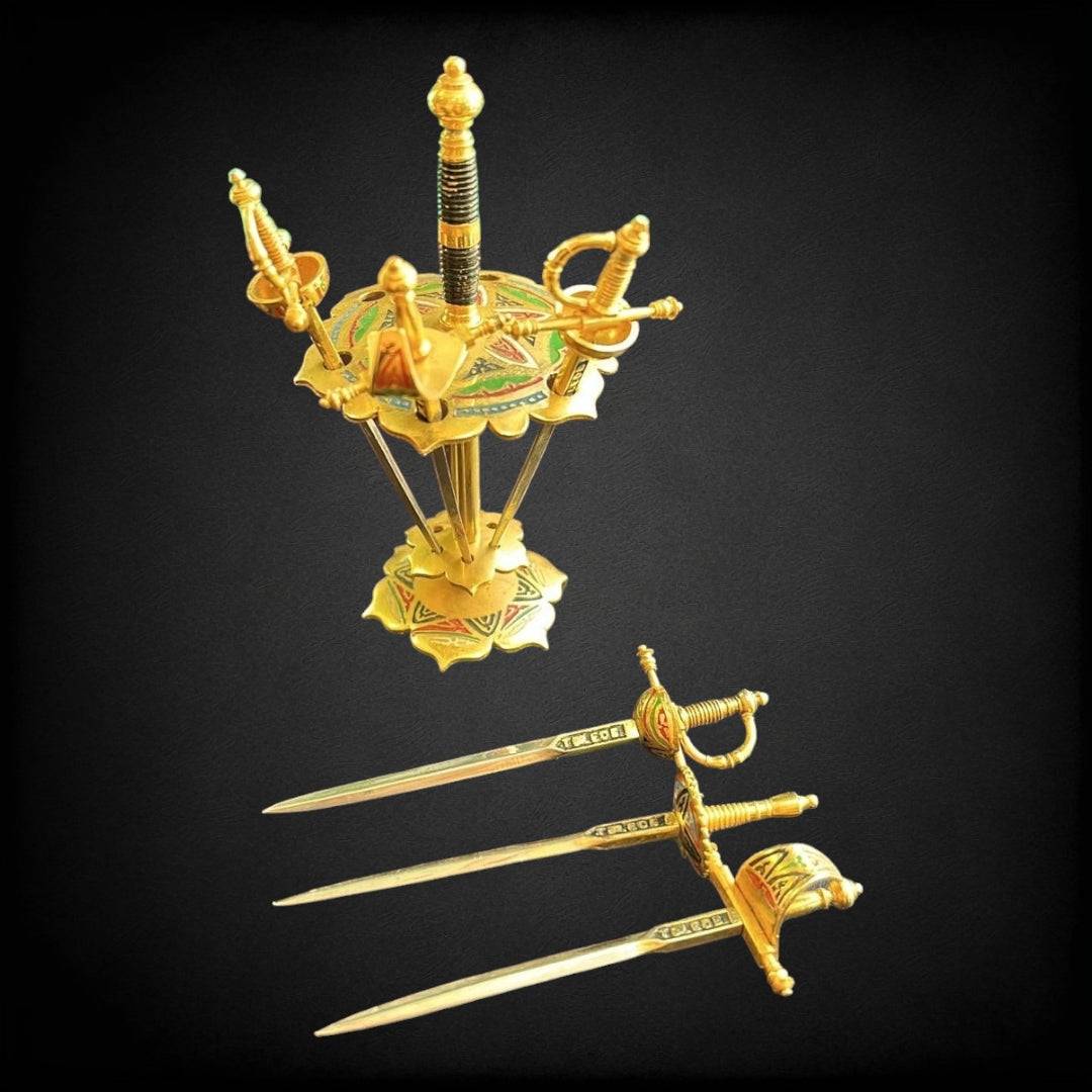 Palillero Real Fábrica Toledo - Lujo en metal dorado con diseño de espadas decorativas. Ideal para decoración de mesa elegante en el hogar.