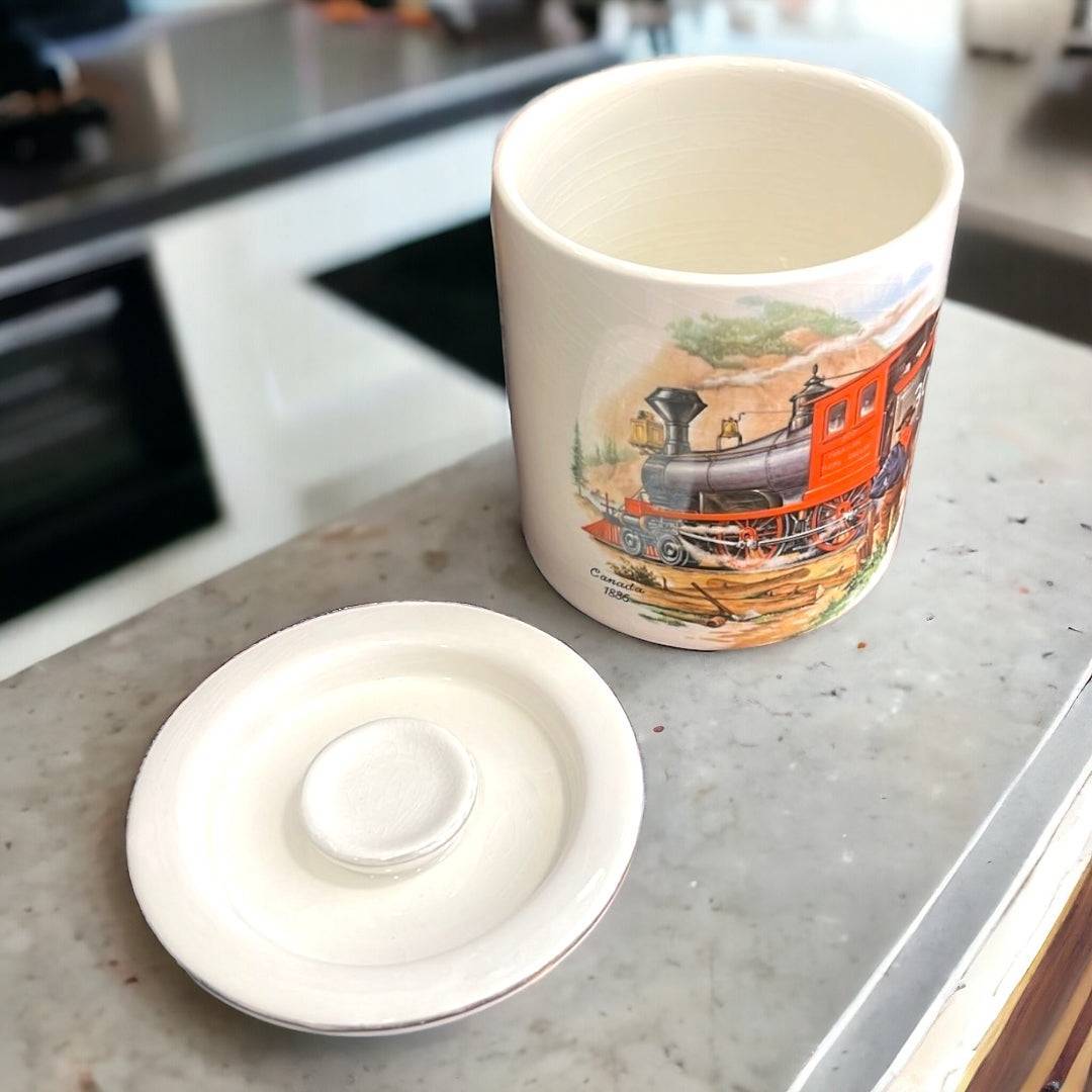 Bote Tren San Claudio de porcelana vintage sin tapa, ideal para decoración del hogar o almacenamiento de especias. Diseño artesanal clásico.