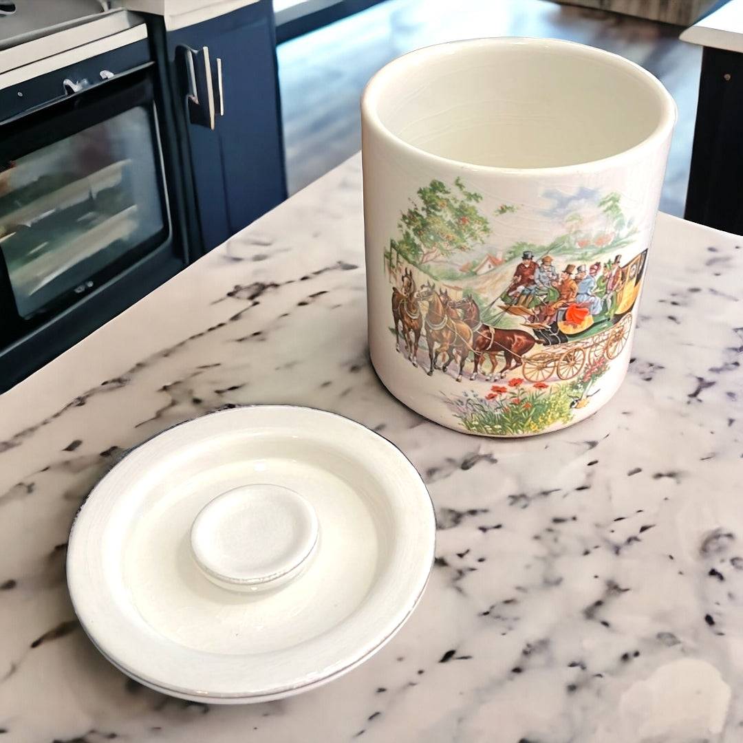 Tarro Carruaje de porcelana San Claudio con diseño vintage de carruaje tirado por caballos, ideal para decoración y almacenamiento en el hogar.