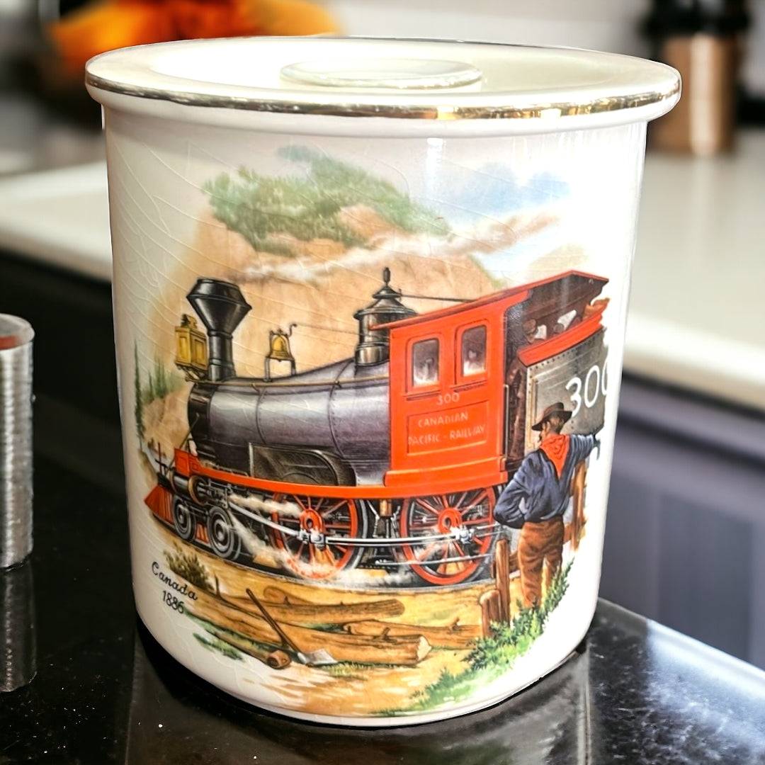 Bote Tren San Claudio de porcelana vintage sin tapa, ideal para decoración del hogar o almacenamiento de especias. Diseño artesanal clásico.