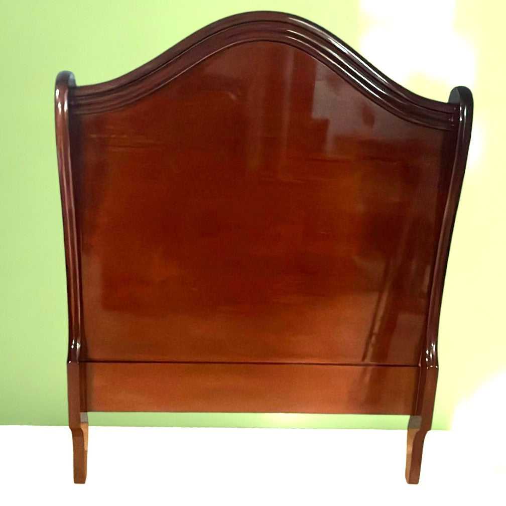 Cabecero clásico de caoba con diseño de línea inglesa, ideal para añadir elegancia y estilo al dormitorio. Medidas: 100 x 131 cm.
