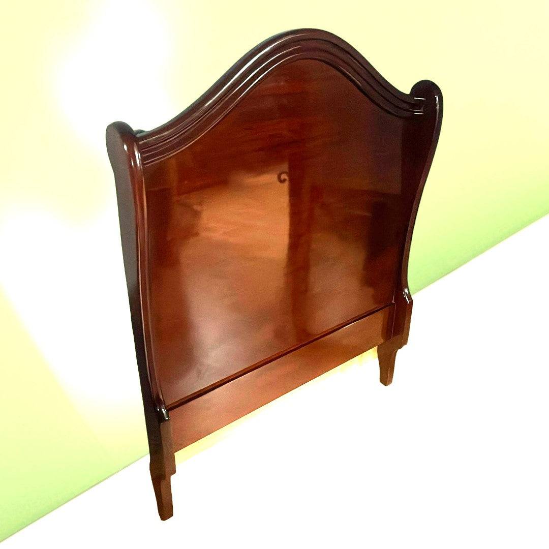 Cabecero clásico de caoba con diseño de línea inglesa, ideal para añadir elegancia y estilo al dormitorio. Medidas: 100 x 131 cm.
