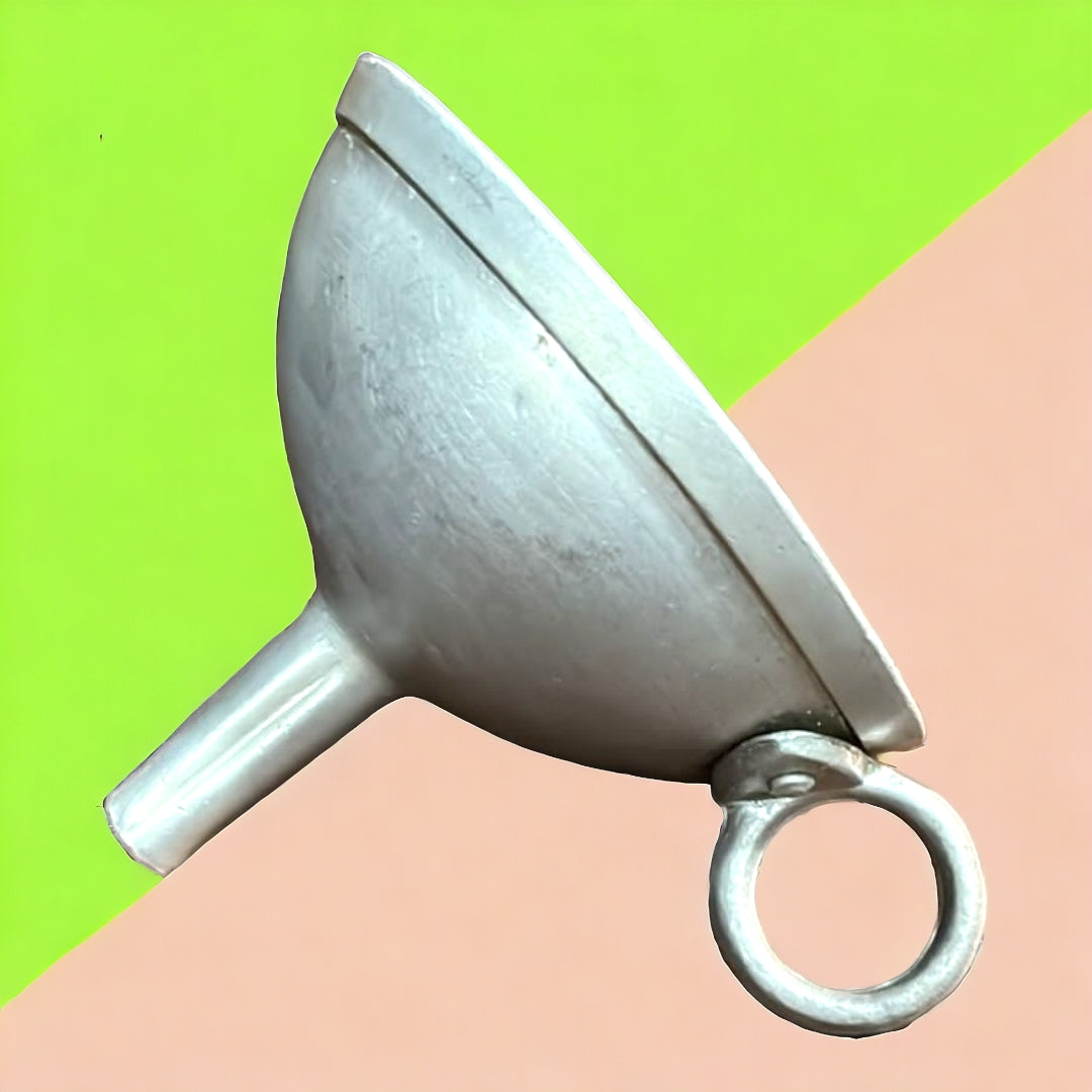Embudo Cocina de aluminio con diseño decorativo y funcional. Ideal para añadir un toque vintage a tu cocina mientras facilita tus tareas culinarias.
