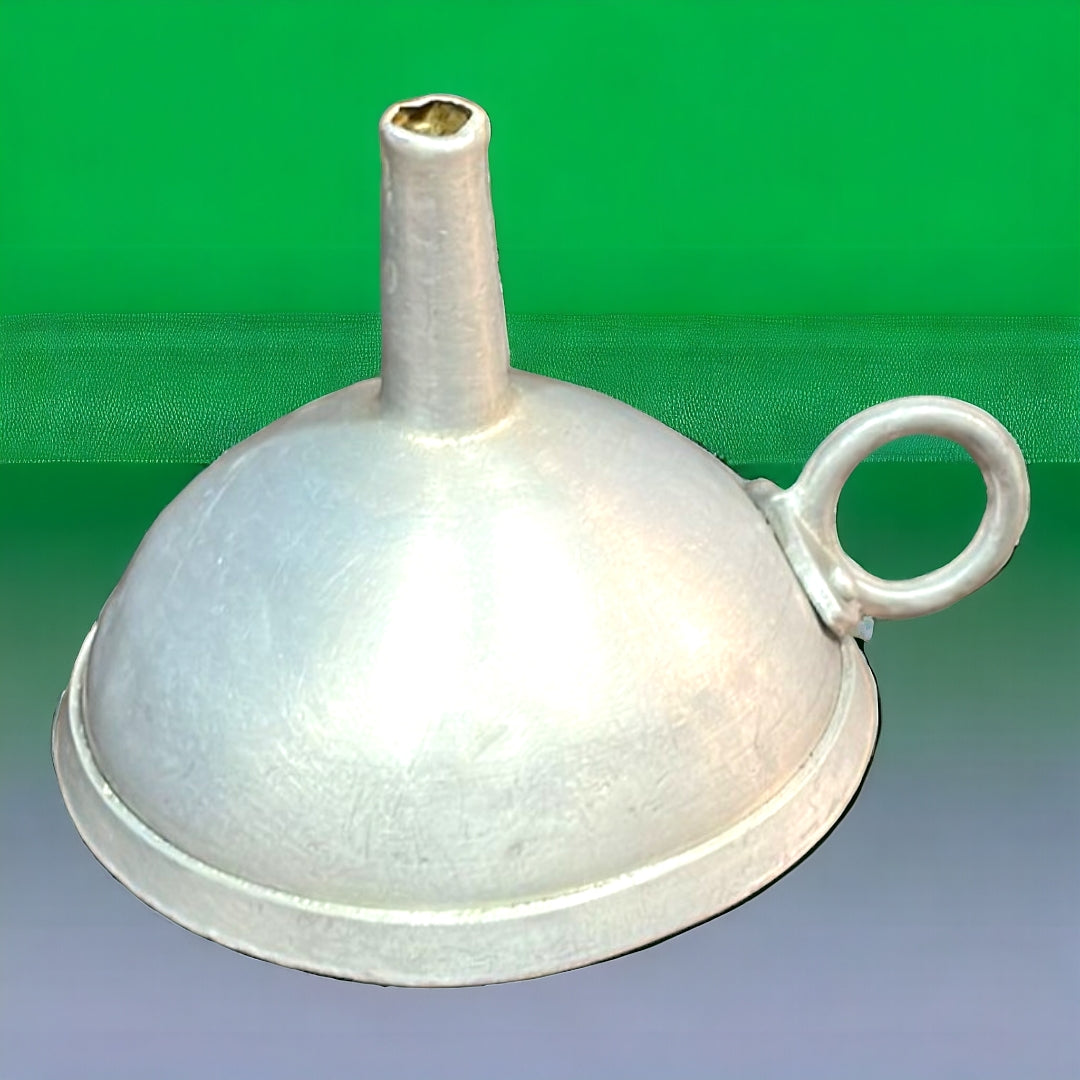 Embudo Cocina de aluminio con diseño decorativo y funcional. Ideal para añadir un toque vintage a tu cocina mientras facilita tus tareas culinarias.