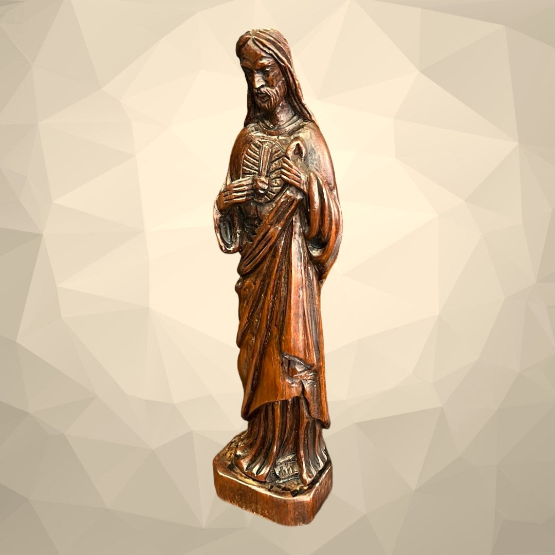 Sagrado Corazón de Jesús tallado en madera, ideal para decoración religiosa en el hogar. Imagen con fondo de madera para un ambiente cálido.