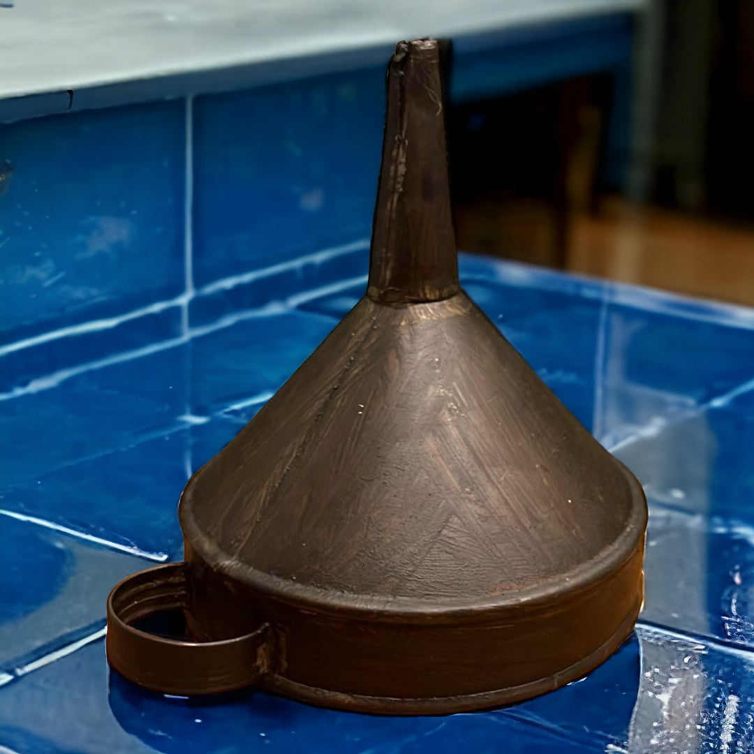 Embudo Bodeguero de chapa con acabado rústico, ideal para decoración de bodegas. Diseño práctico y estético para un toque vintage en tu espacio.