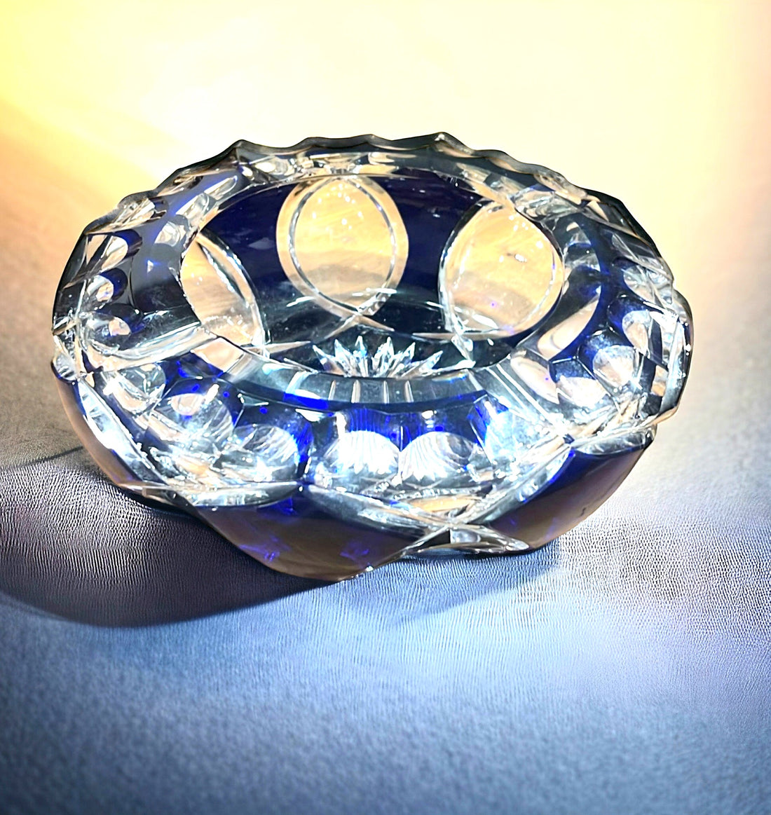 Vista frontal del cenicero: Cenicero de cristal de Bohemia de los años 1960 en azul cobalto y transparente, mostrando su elegante diseño bicolor.