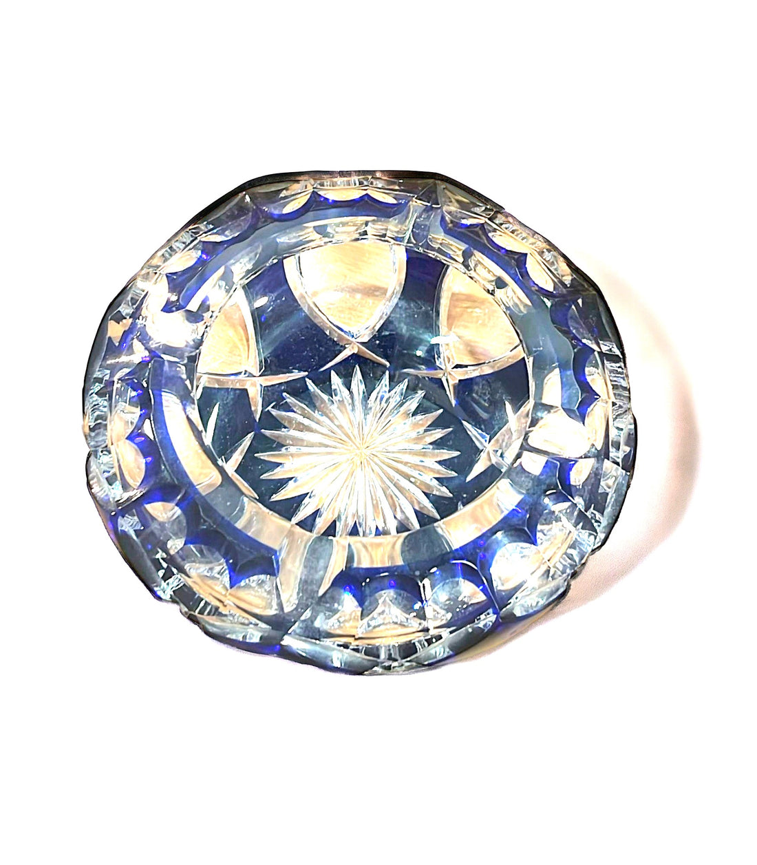 Vista frontal del cenicero: Cenicero de cristal de Bohemia de los años 1960 en azul cobalto y transparente, mostrando su elegante diseño bicolor.