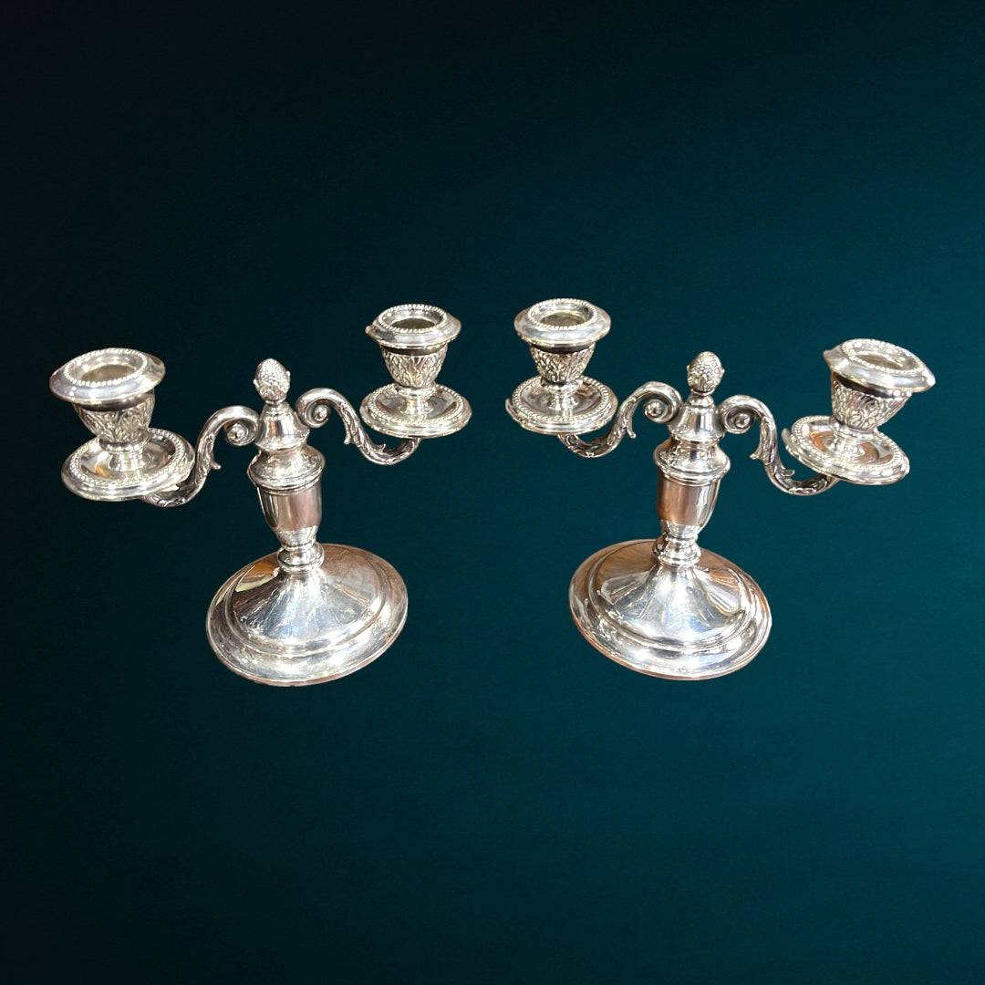 Candelabros Atemporales - Candelabros | Metal Plateado, 2 Brazos en diseño clásico y elegante, ideales para decoración de mesas en el hogar.
