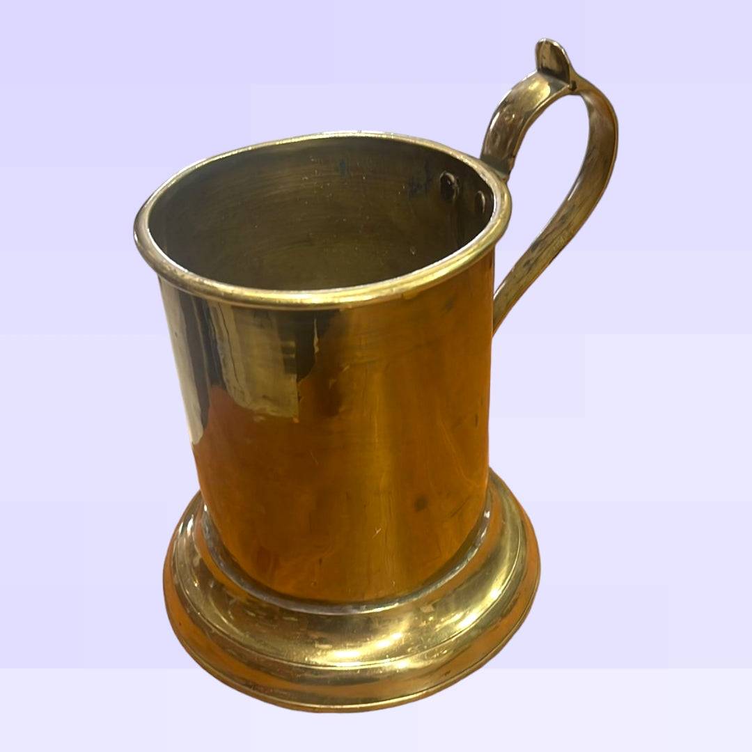 Jarra de cerveza alemana en metal con acabado brillante y base ancha, decoración única para estilo rústico en hogar o bar.