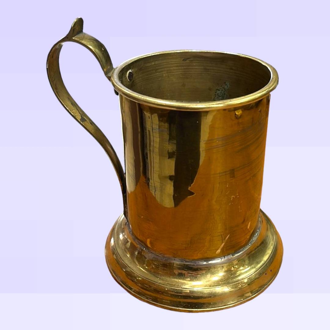 Jarra de cerveza alemana en metal con acabado brillante y base ancha, decoración única para estilo rústico en hogar o bar.