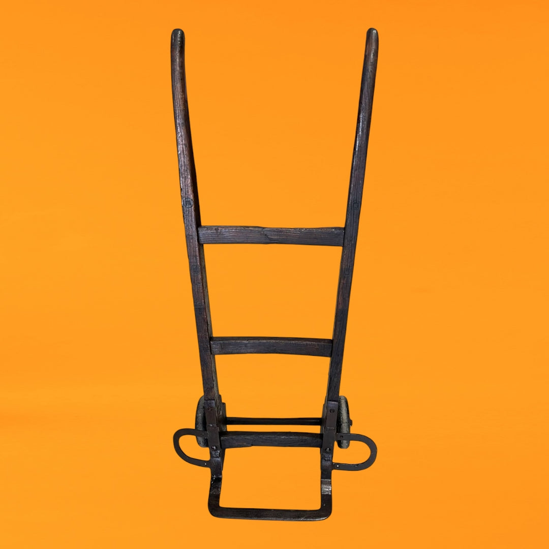 "Carretilla de bodega en madera y hierro: una pieza con historia para tu colección. 🍷🚛