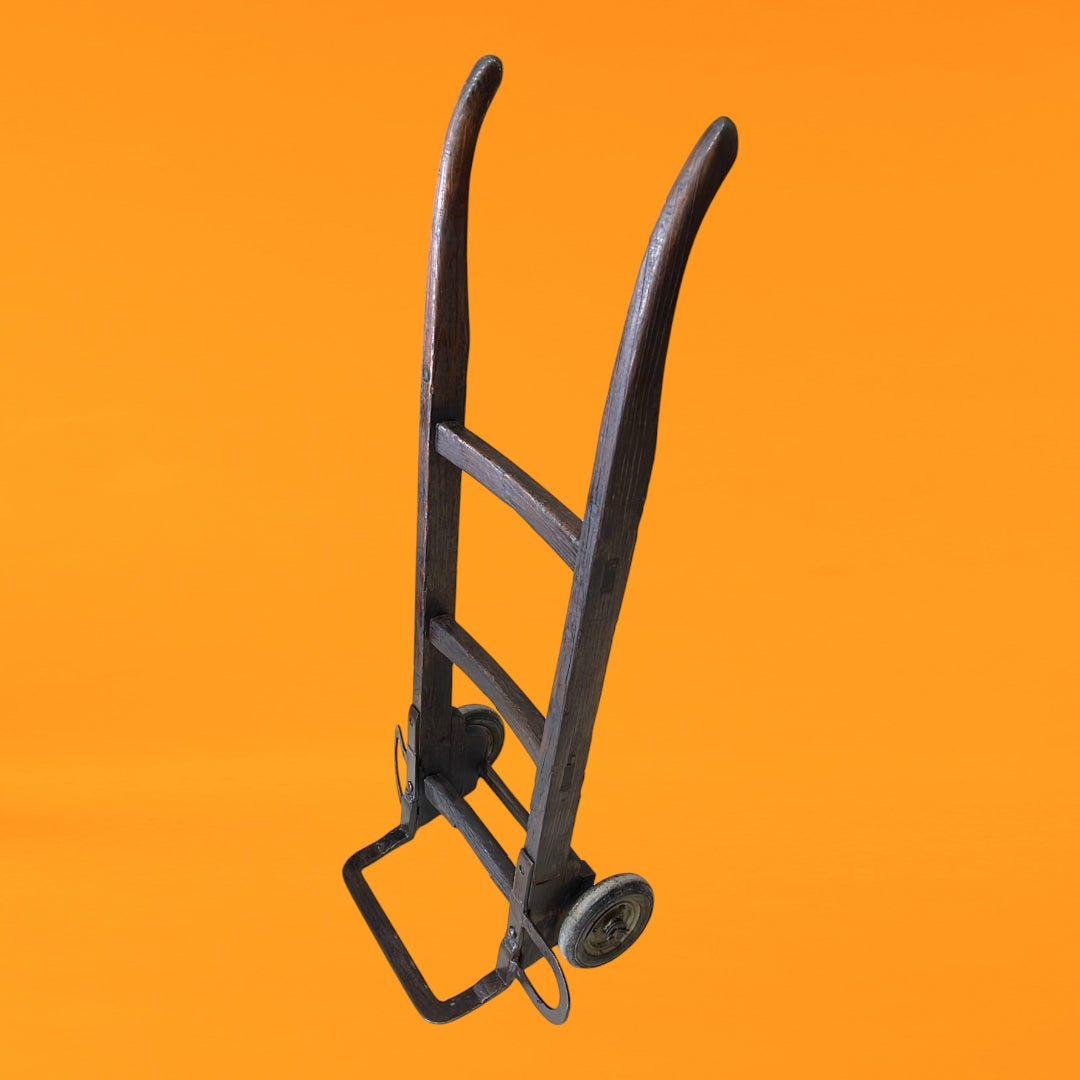 "Carretilla de bodega en madera y hierro: una pieza con historia para tu colección. 🍷🚛