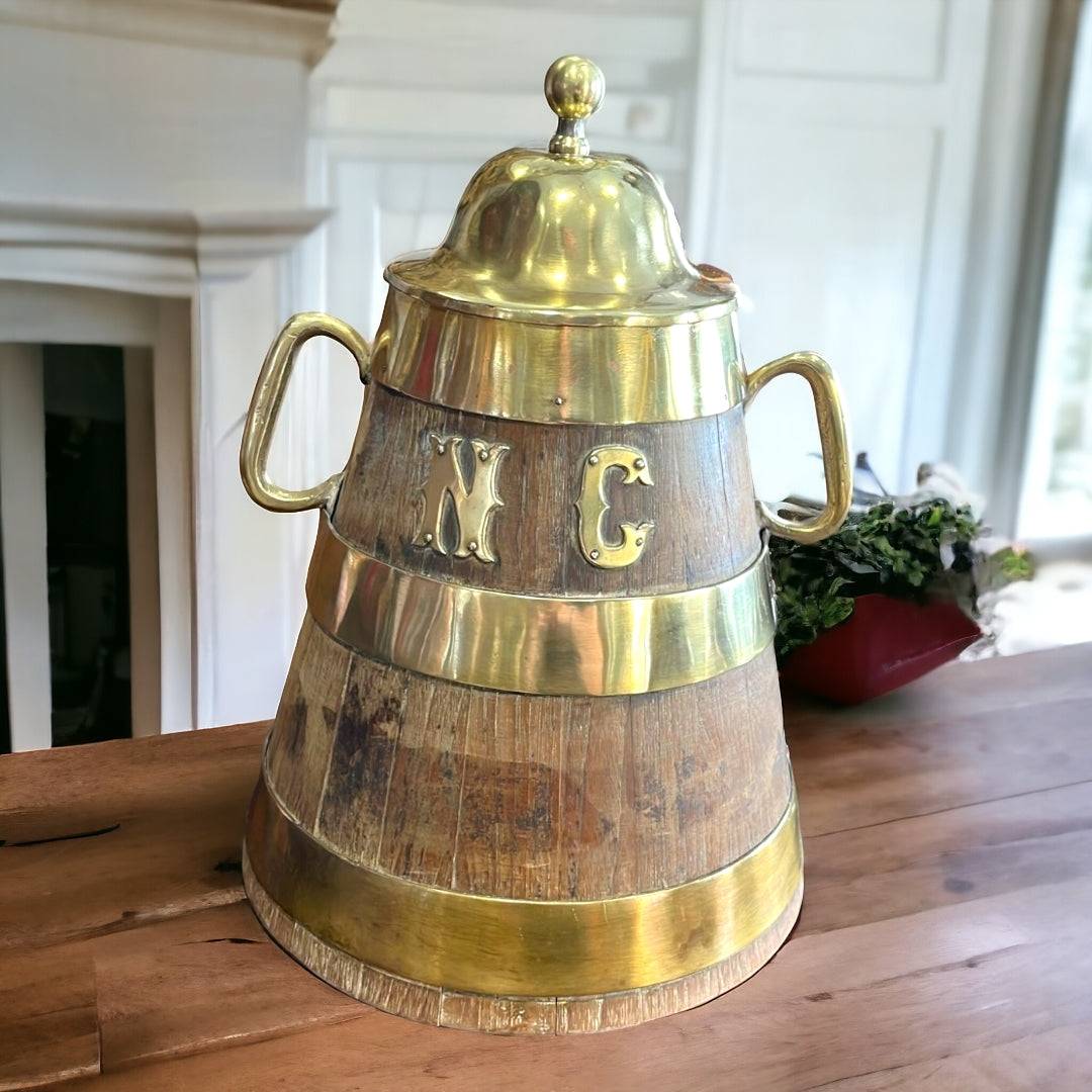 Sella del Norte de España con acabados en latón y madera, pieza decorativa de alta calidad y valor histórico para coleccionistas de decoración.