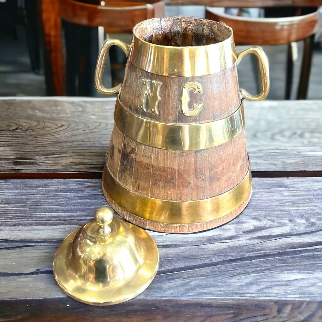 Sella del Norte de España con acabados en latón y madera, pieza decorativa de alta calidad y valor histórico para coleccionistas de decoración.