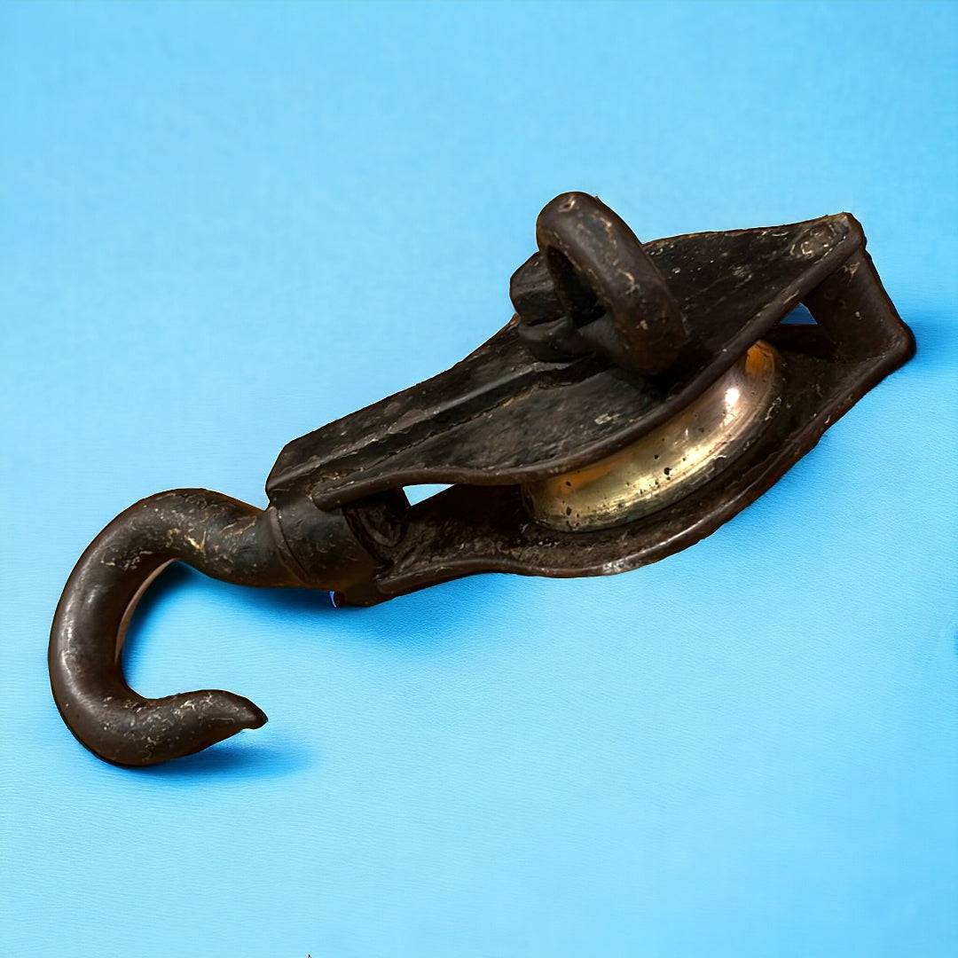 Polea/Pasteca Decorativa para Barcos – Robusta y Funcional con gancho curvo, ideal para decoración náutica en interiores o exteriores.