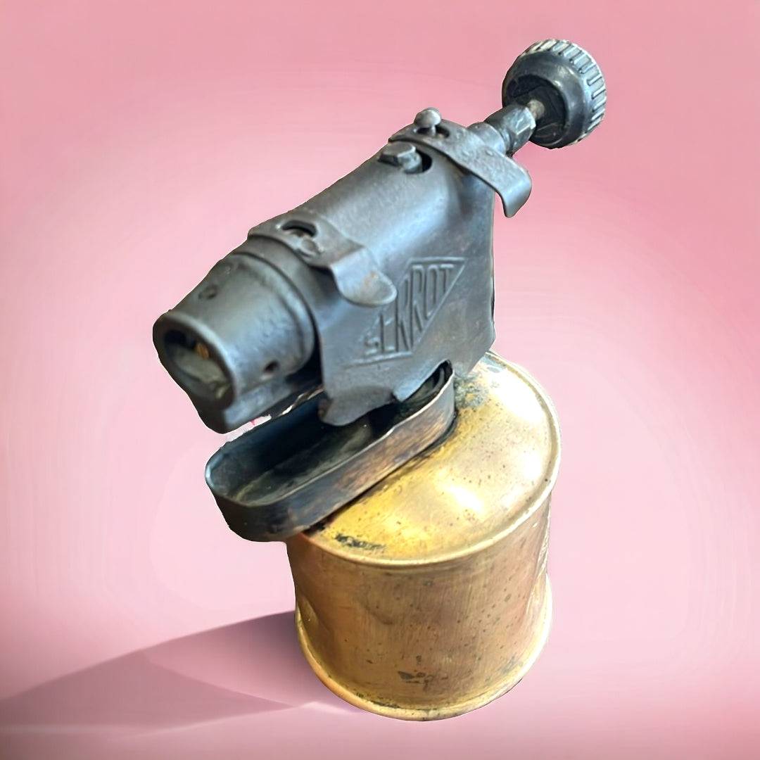 Soplete de fontanero de metal marca Serrot con acabado vintage, ideal para decoración industrial en el hogar o colección de herramientas antiguas.