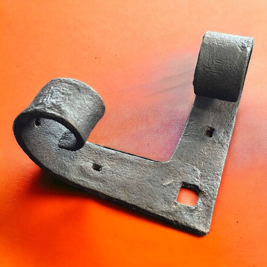 Patas Herraje Fragua estilo vintage en hierro forjado, diseño curvo ideal para muebles decorativos. Medidas 20x20x10 cm, set de dos piezas.