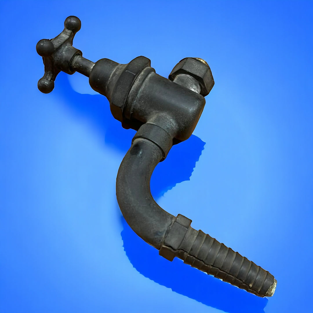 Grifo antiguo de metal negro con diseño clásico y rosca media, ideal para decoración en fuentes o depósitos. Alta calidad y envío gratis.