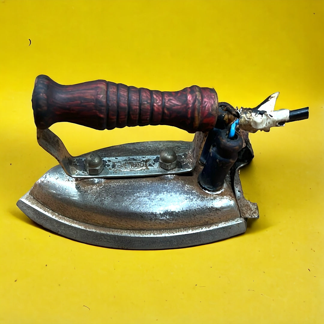 Plancha Eléctrica Vintage de 125V con mango de madera y cable enrollado, ideal para decoración retro en el hogar o colección temática.