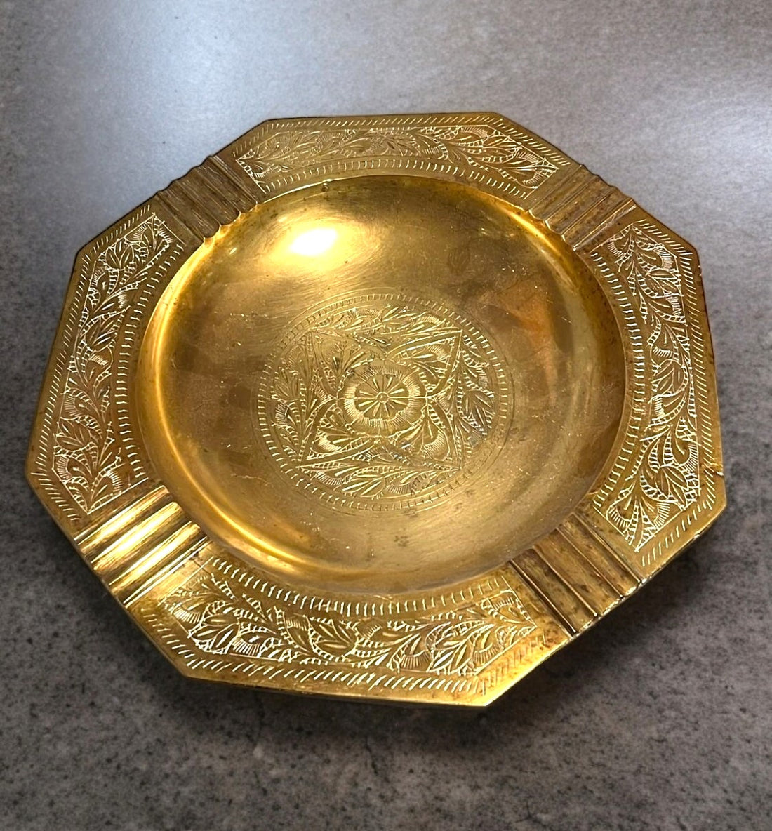 Bandeja cenicero de metal antiguo con diseño árabe grabado, ideal para decoración elegante en espacios interiores.