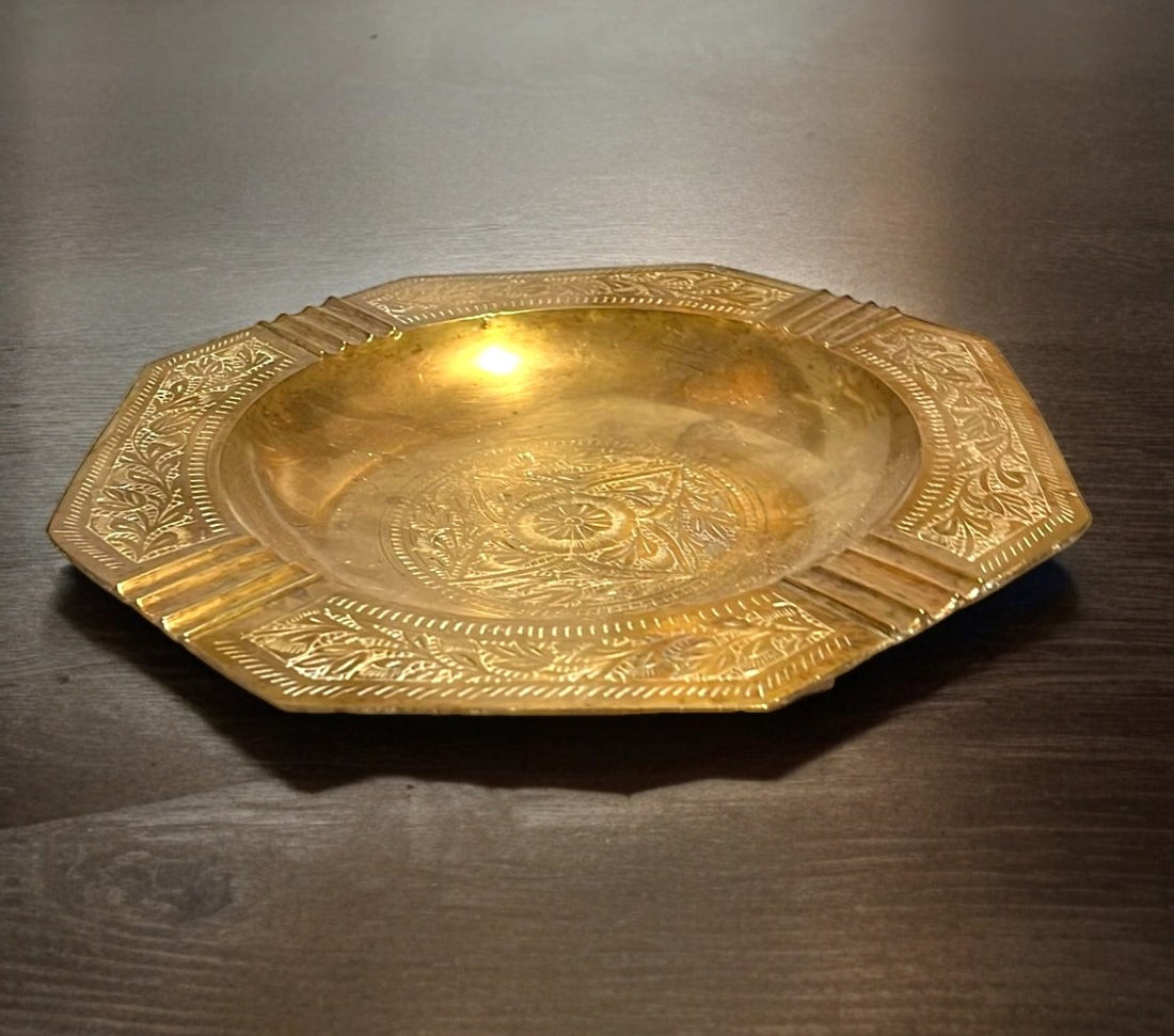 Bandeja cenicero de metal antiguo con diseño árabe grabado, ideal para decoración elegante en espacios interiores.