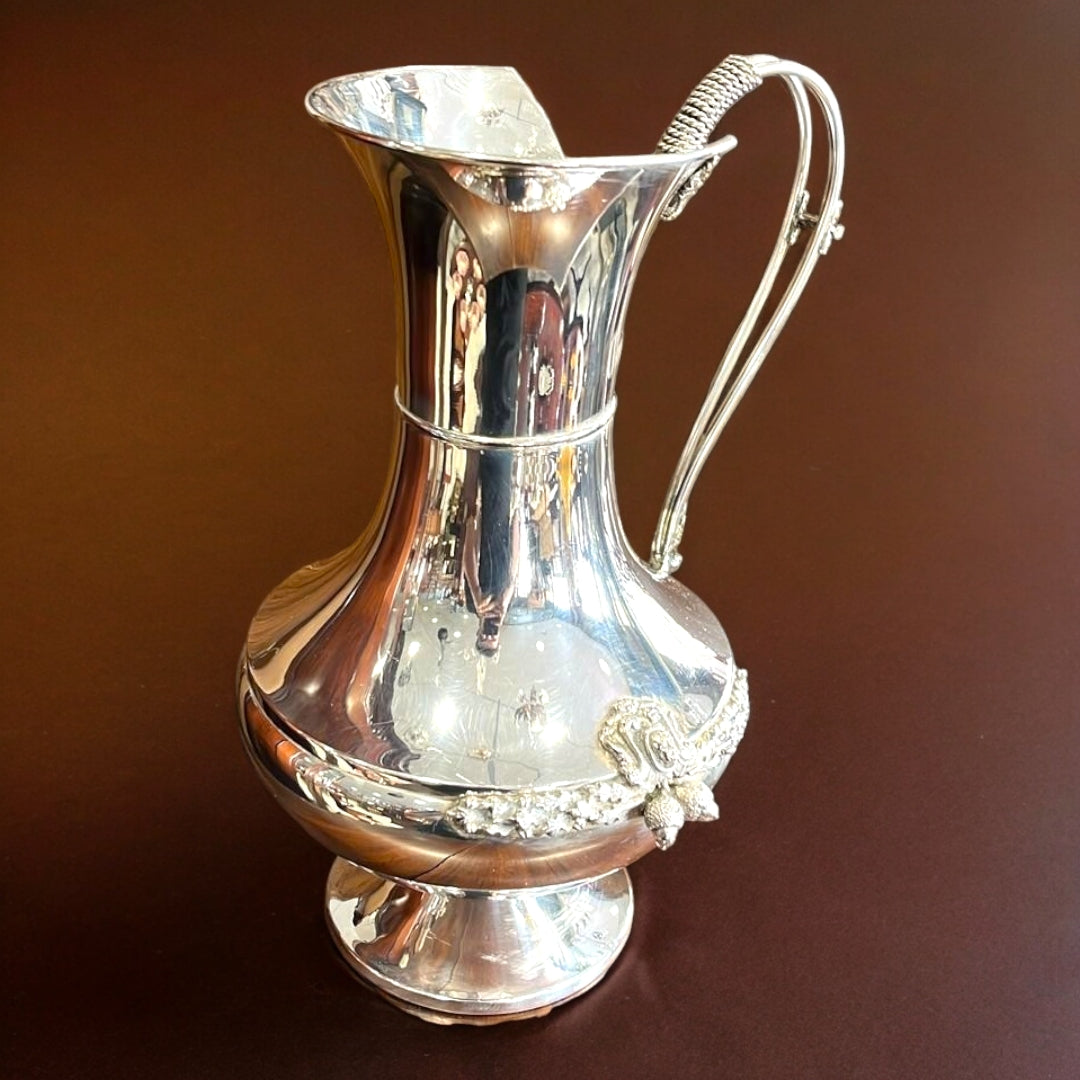 Aguamanil de Meneses con diseño moderno y sofisticado, fabricado en alpaca con acabados decorativos, incluye jarra y palangana.