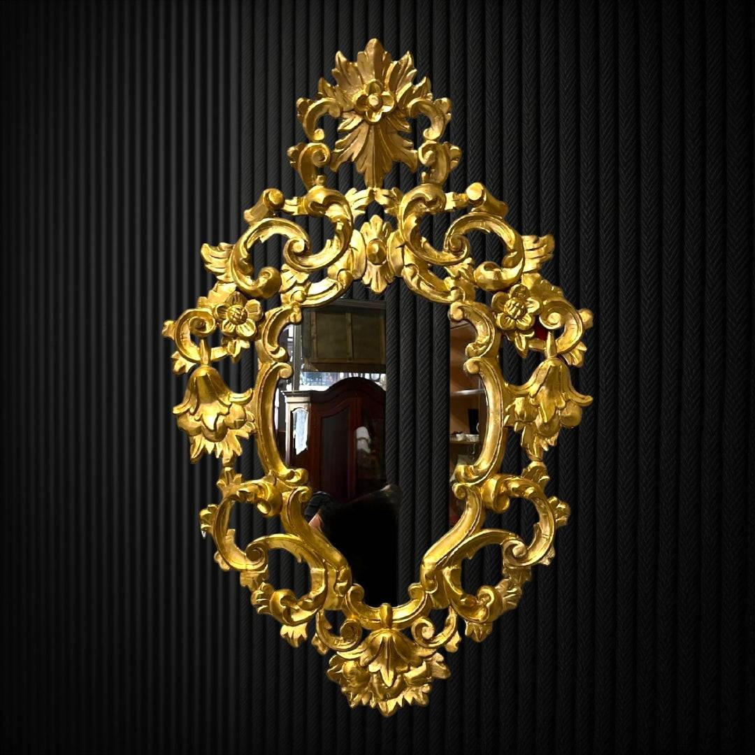 Espejo Cornucopia Isabelino - Elegancia del Siglo XIX con marco tallado en madera dorada, ideal para decoración clásica de interiores.