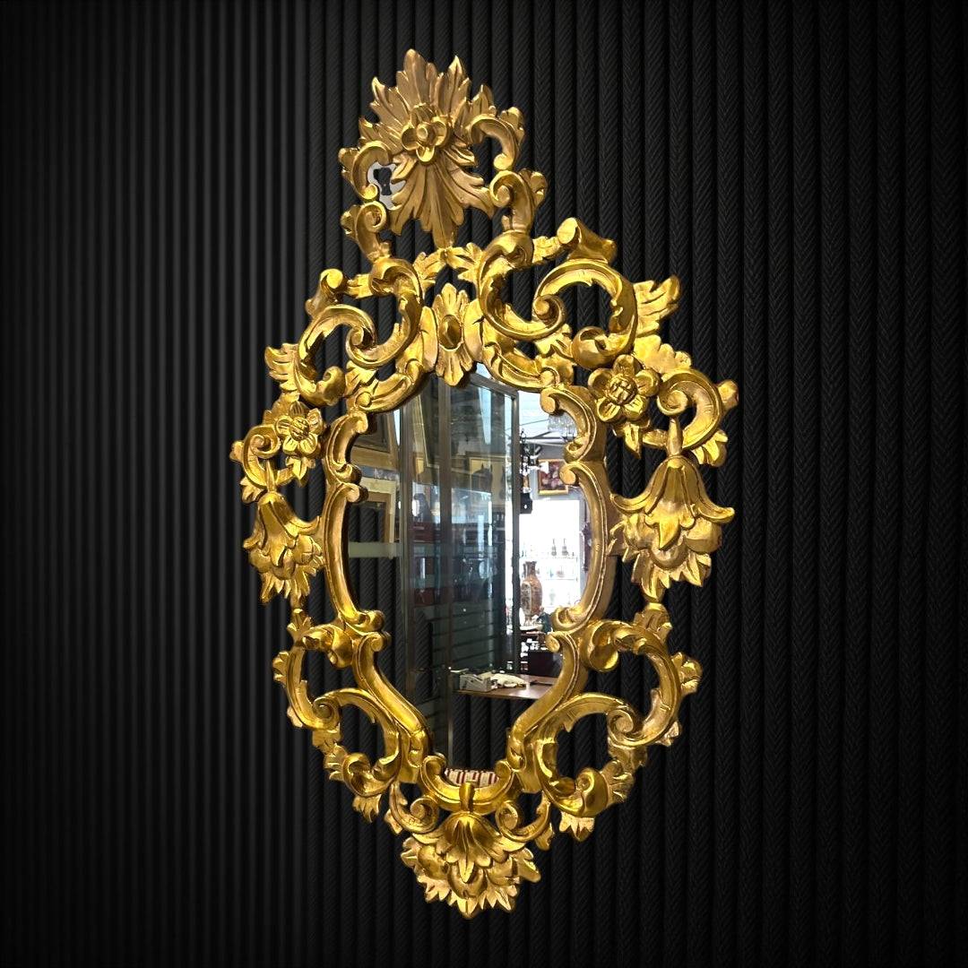 Espejo Cornucopia Isabelino - Elegancia del Siglo XIX con marco tallado en madera dorada, ideal para decoración clásica de interiores.