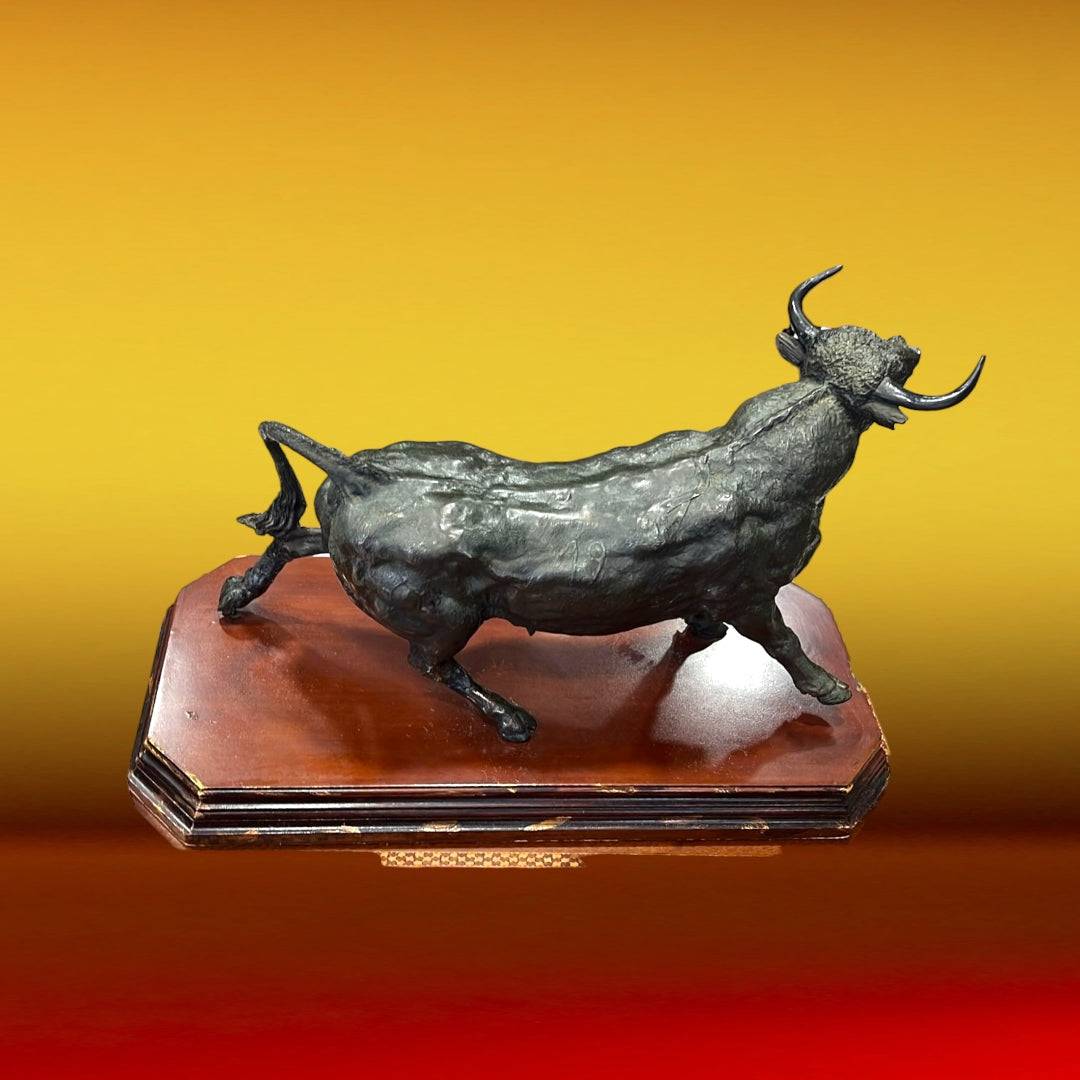 Escultura de toro en resina clásica sobre base de madera, vista trasera. Toro de Fuerza y Nobleza - Escultura Elegante para decoración taurina.