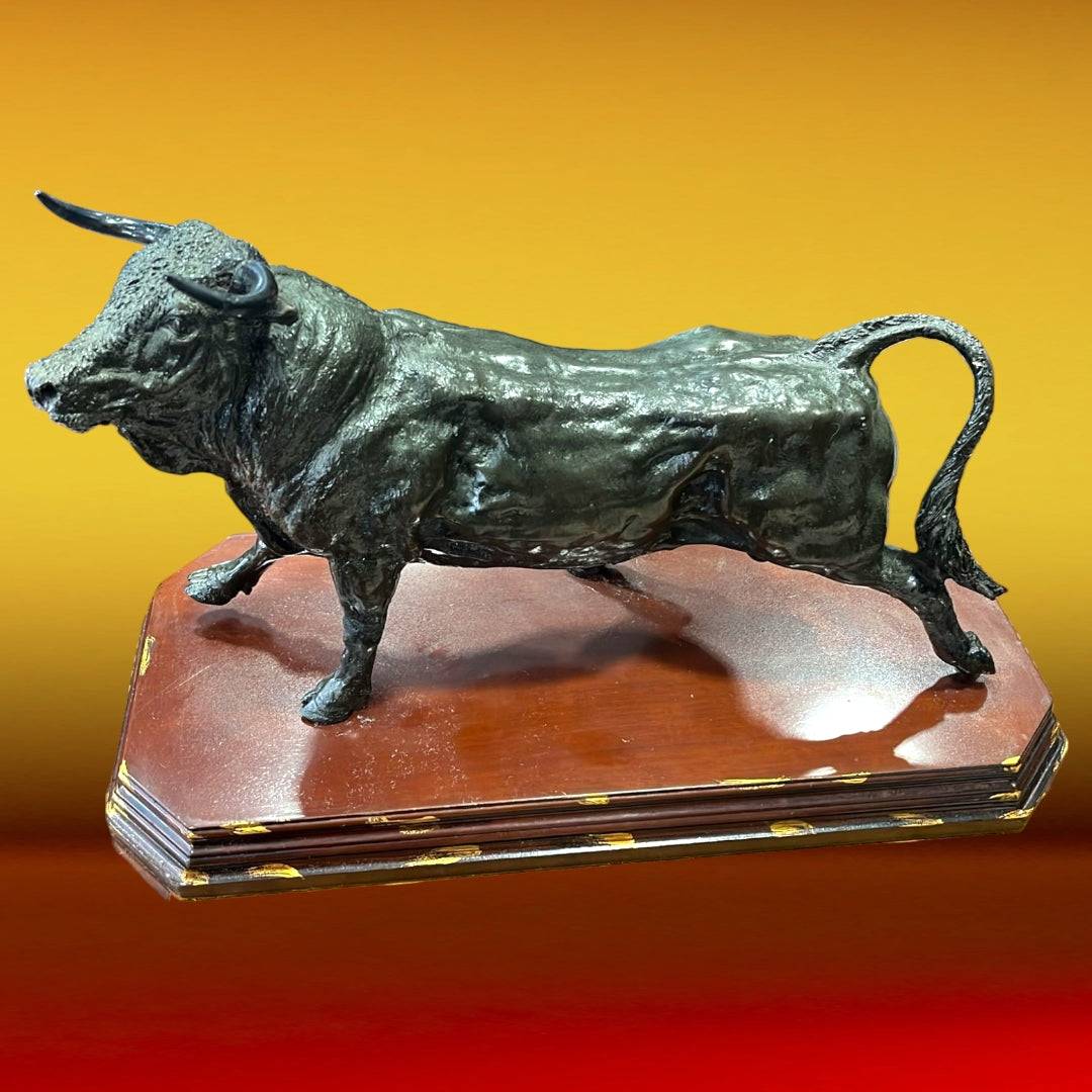 Escultura de toro en resina clásica sobre base de madera, vista trasera. Toro de Fuerza y Nobleza - Escultura Elegante para decoración taurina.