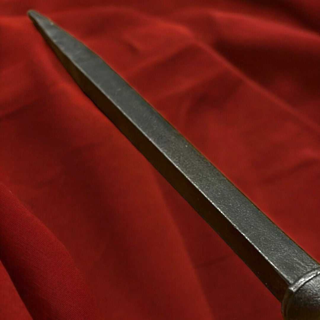 Detalle de un clavo grande antiguo de hierro con acabado rústico, resaltando su calidad y versatilidad en proyectos decorativos.