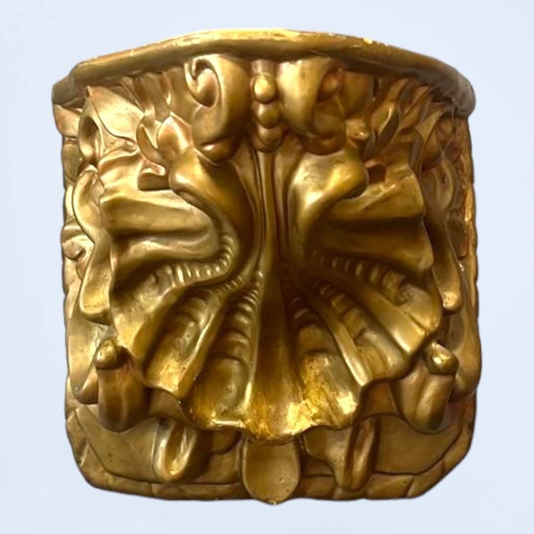 Ménsula de madera antigua dorada con diseño barroco en pasta policromada, ideal como peana decorativa en interiores clásicos.