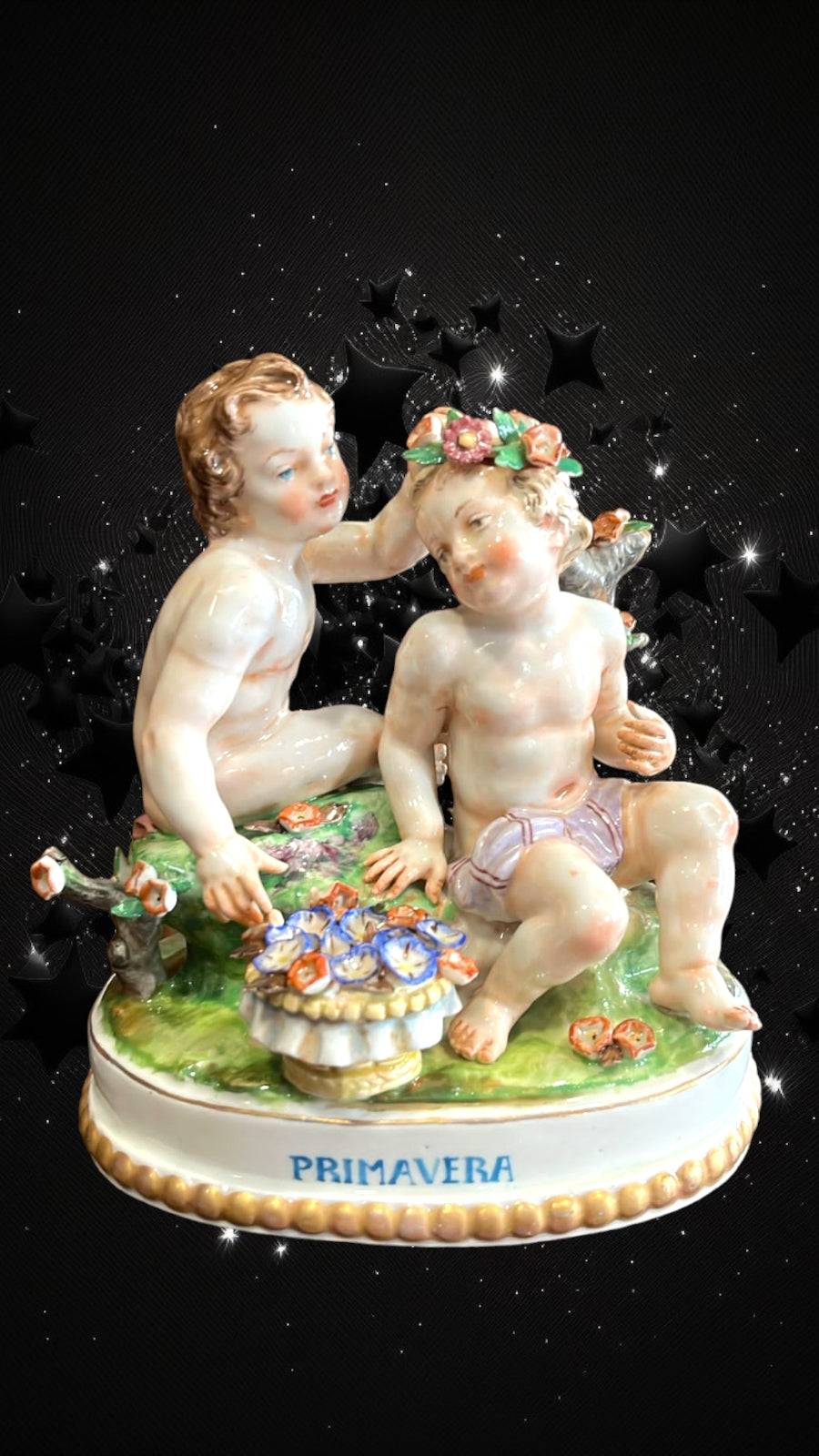 Pareja de Amorcillos Primavera en porcelana Utiel, decoración retro con detalles florales y base ovalada. Ideal para colecciones de arte clásico.