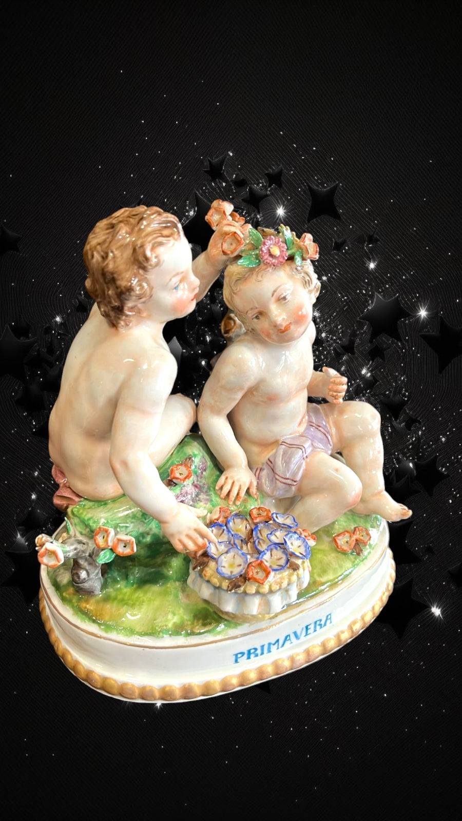 Pareja de Amorcillos Primavera en porcelana Utiel, decoración retro con detalles florales y base ovalada. Ideal para colecciones de arte clásico.