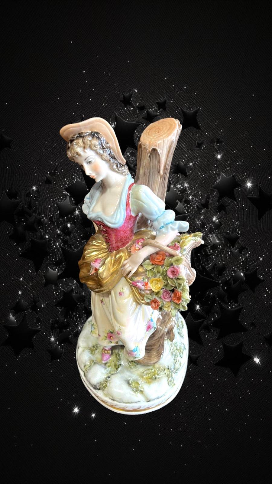 Figura Dama con Flores de porcelana elegante, vestida con traje clásico y sombrero, ideal para decoración artesanal en hogar o jardín.